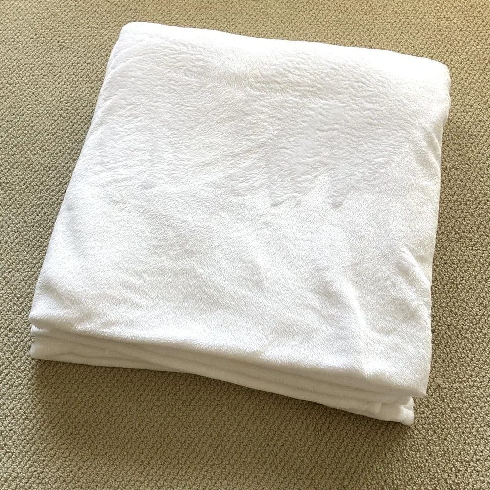NEW Kate Spade New York White Plush Ultra Soft Blanket Full Queen Size NWOT